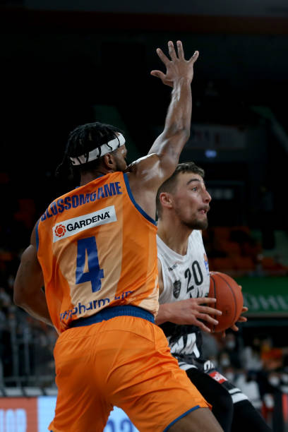 凭借稳定的 凭借稳定的