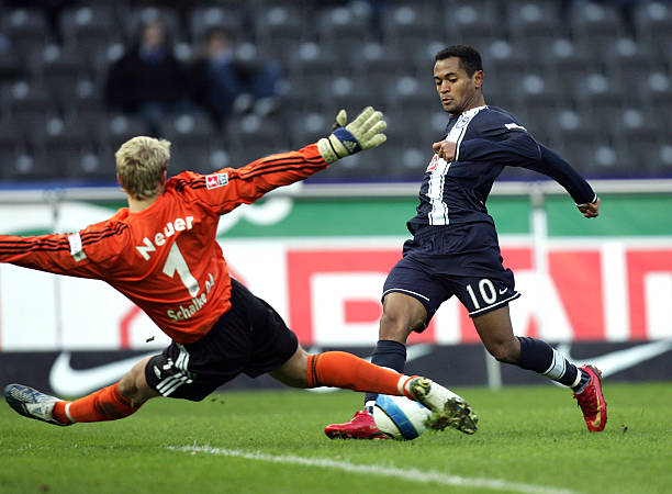 他巧妙地穿 他巧妙地穿